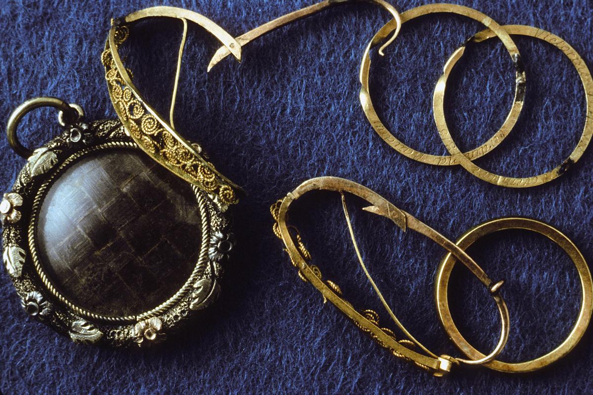 1965.0524,1970.0364,1965.537.001-.002,1965.0538 Jewelry
