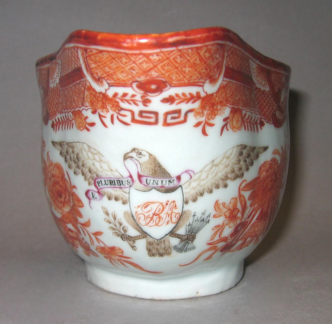 1965.0544.002 Porcelain sauceboat detail