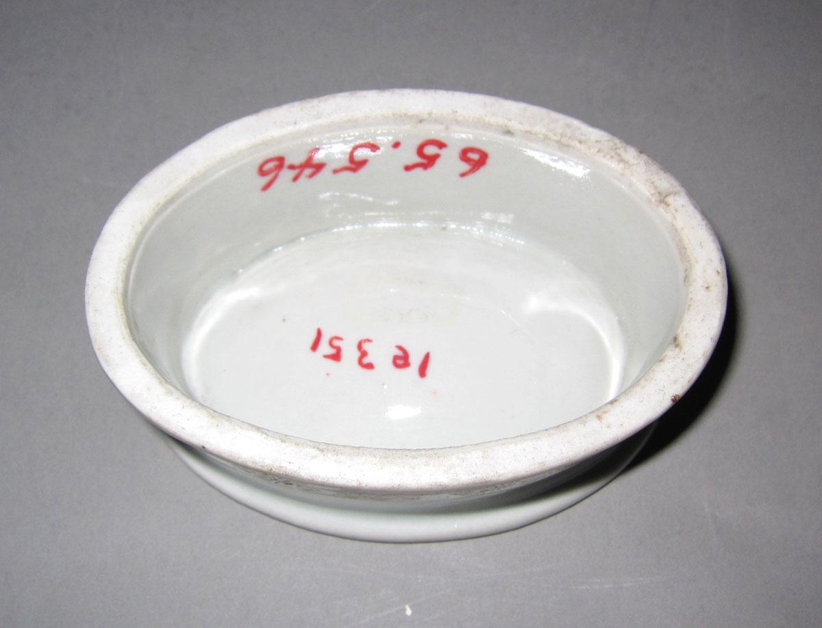1965.0546 Porcelain salt dish underside