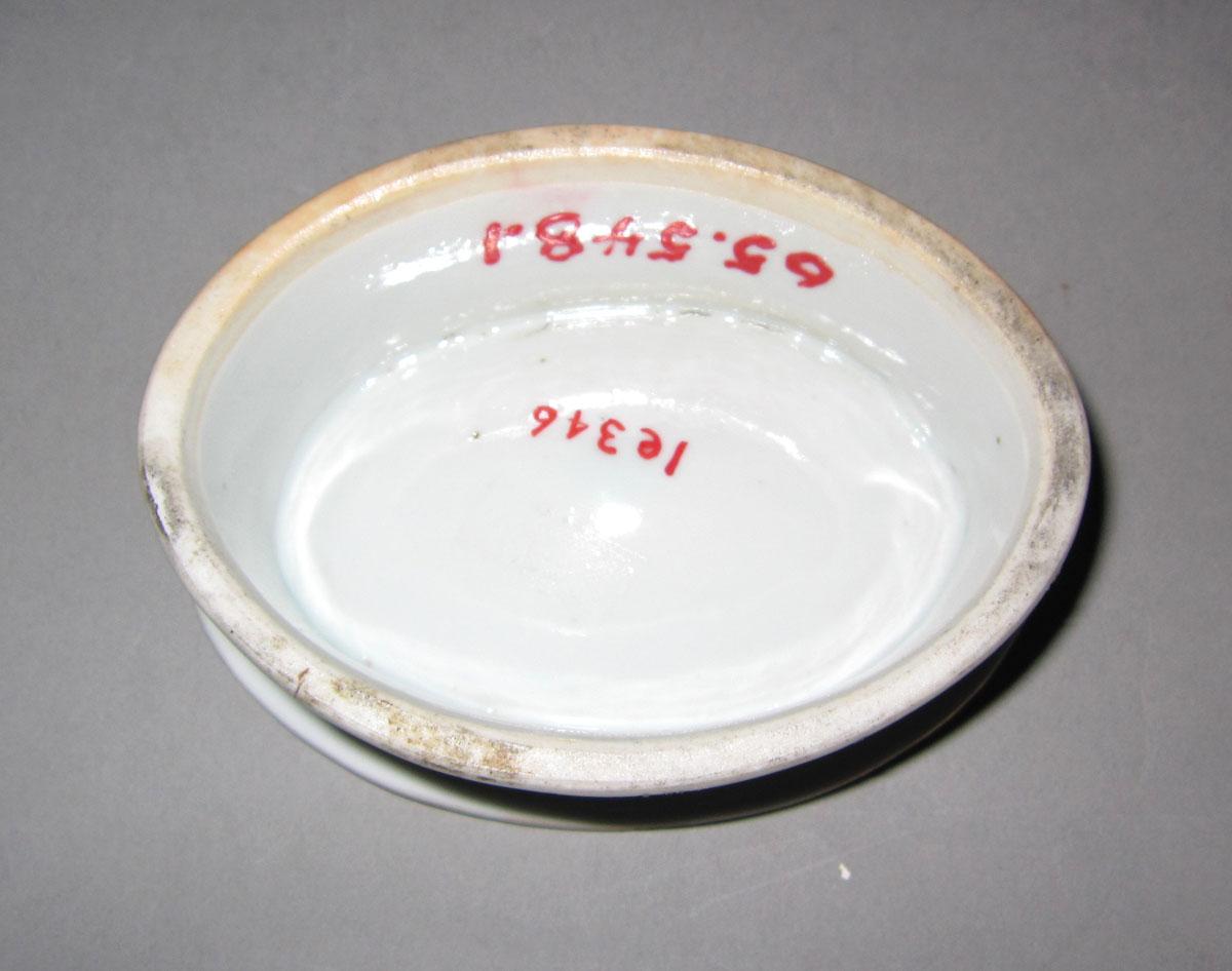 1965.0548.001 Porcelain salt dish underside