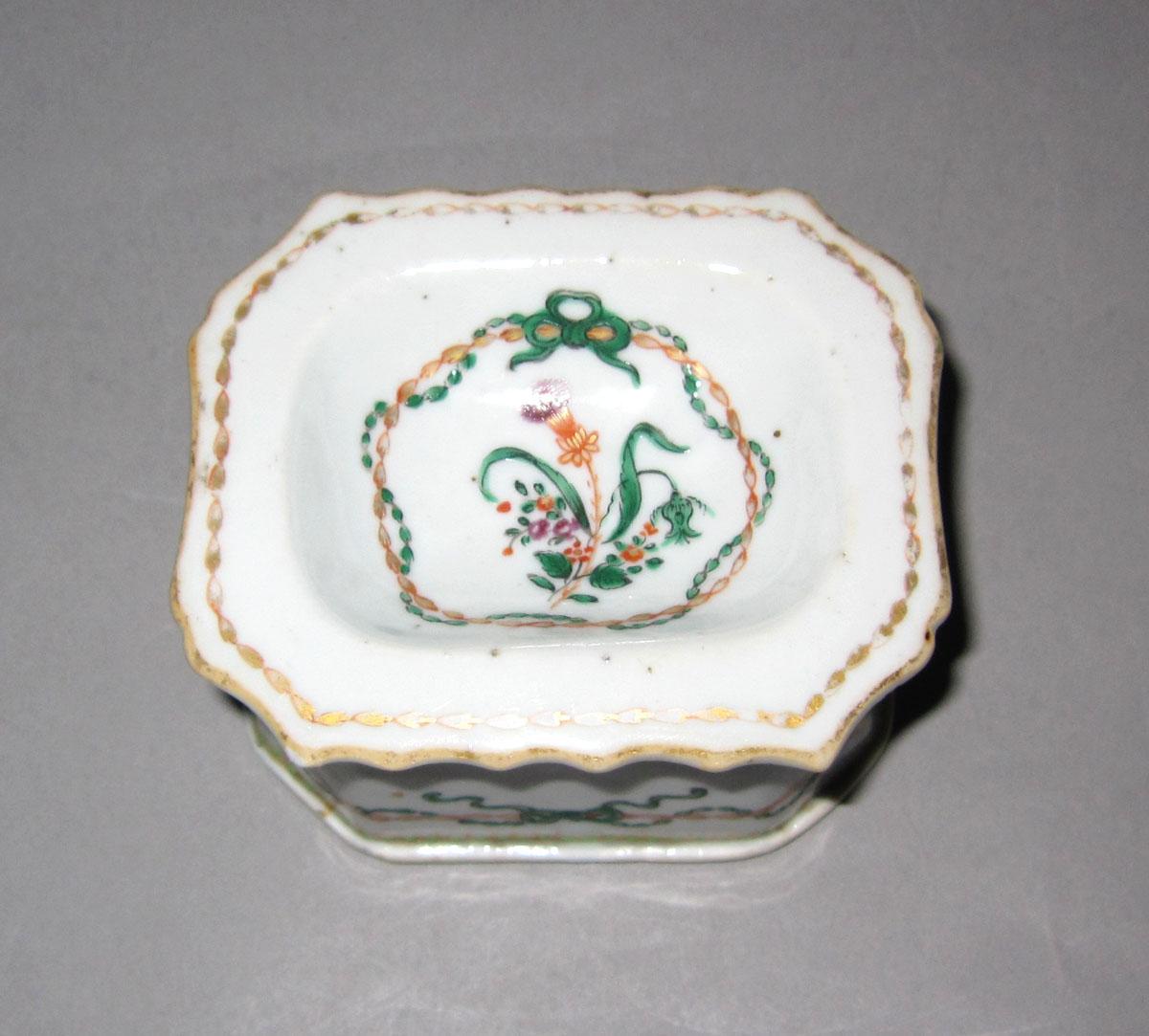 1965.0549.001 Porcelain salt dish