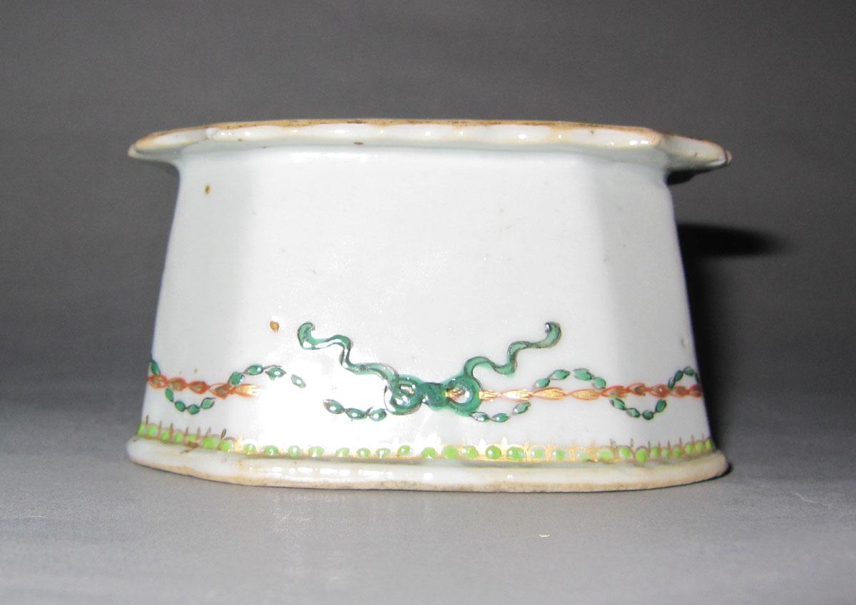 1965.0549.001 Porcelain salt dish side