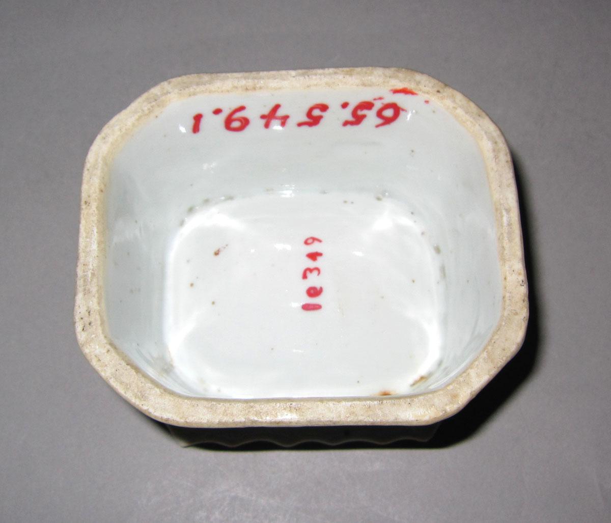 1965.0549.001 Porcelain salt dish underside