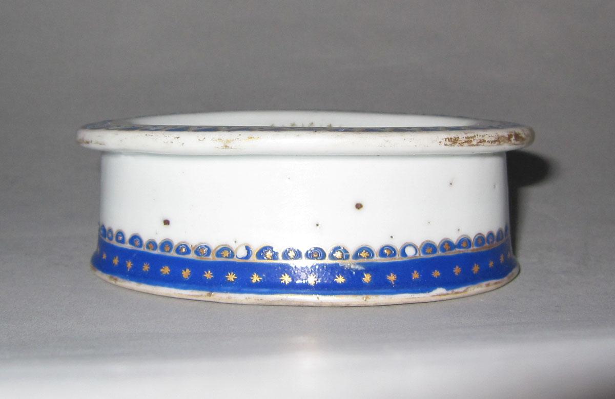 1965.0550.001 Porcelain salt dish side