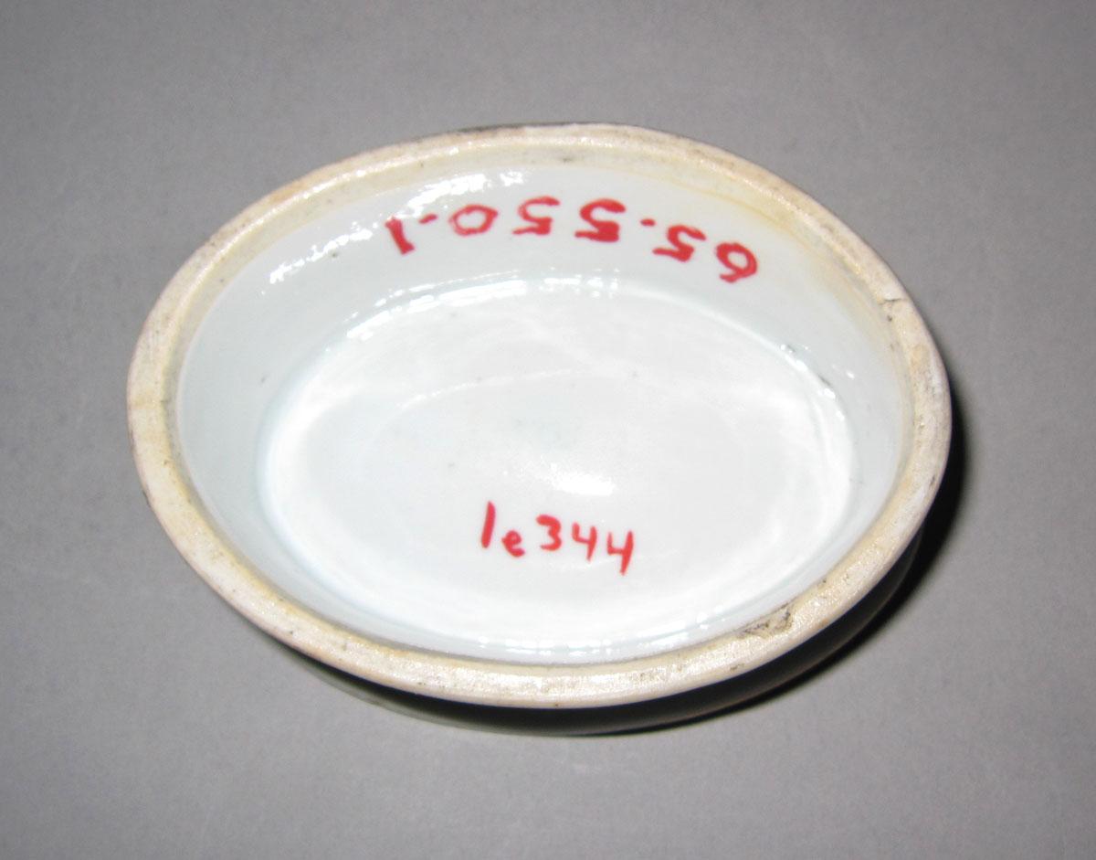 1965.0550.001 Porcelain salt dish underside