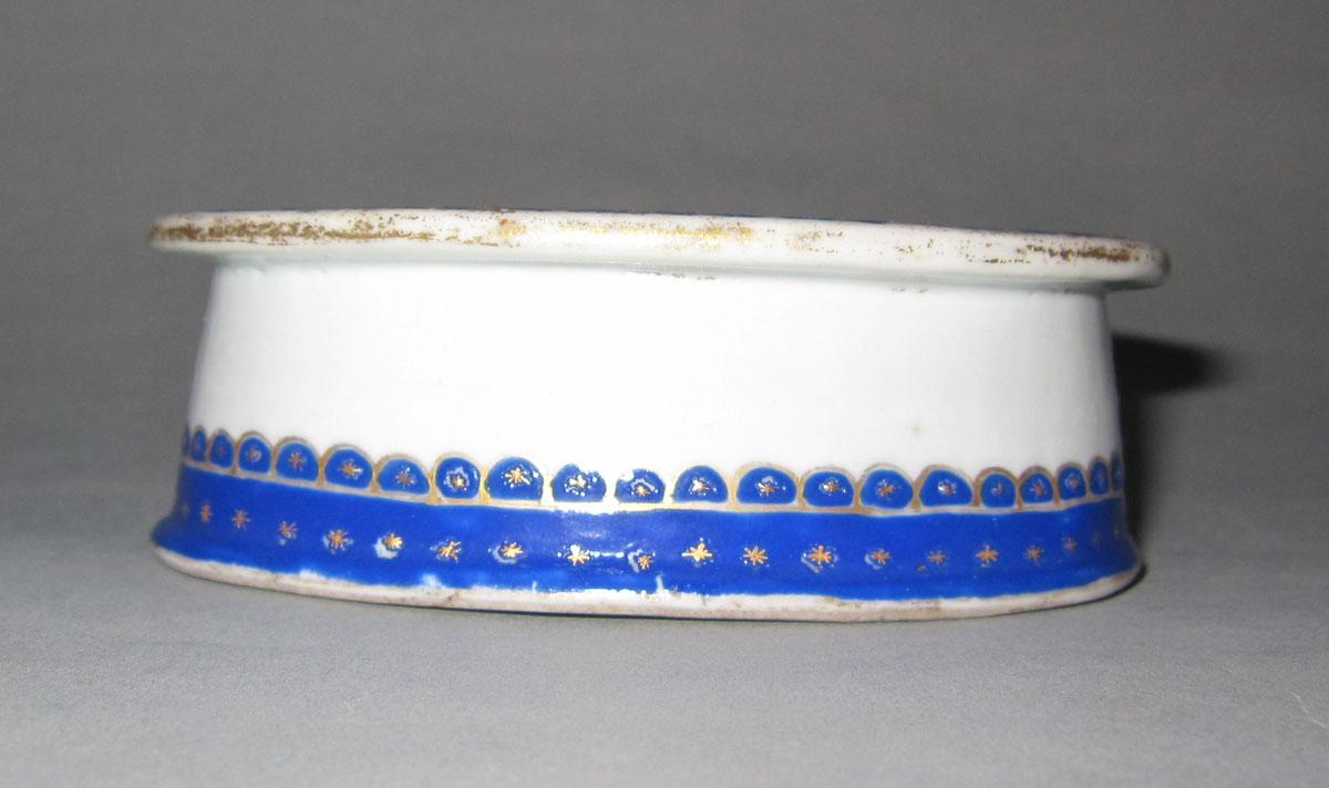 1965.0550.002 Porcelain salt dish side