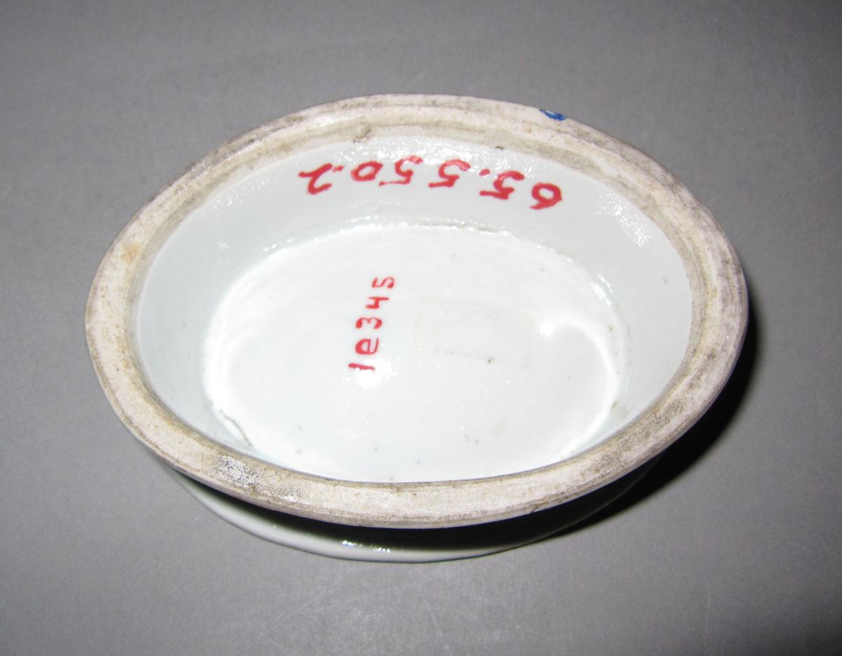1965.0550.002 Porcelain salt dish underside