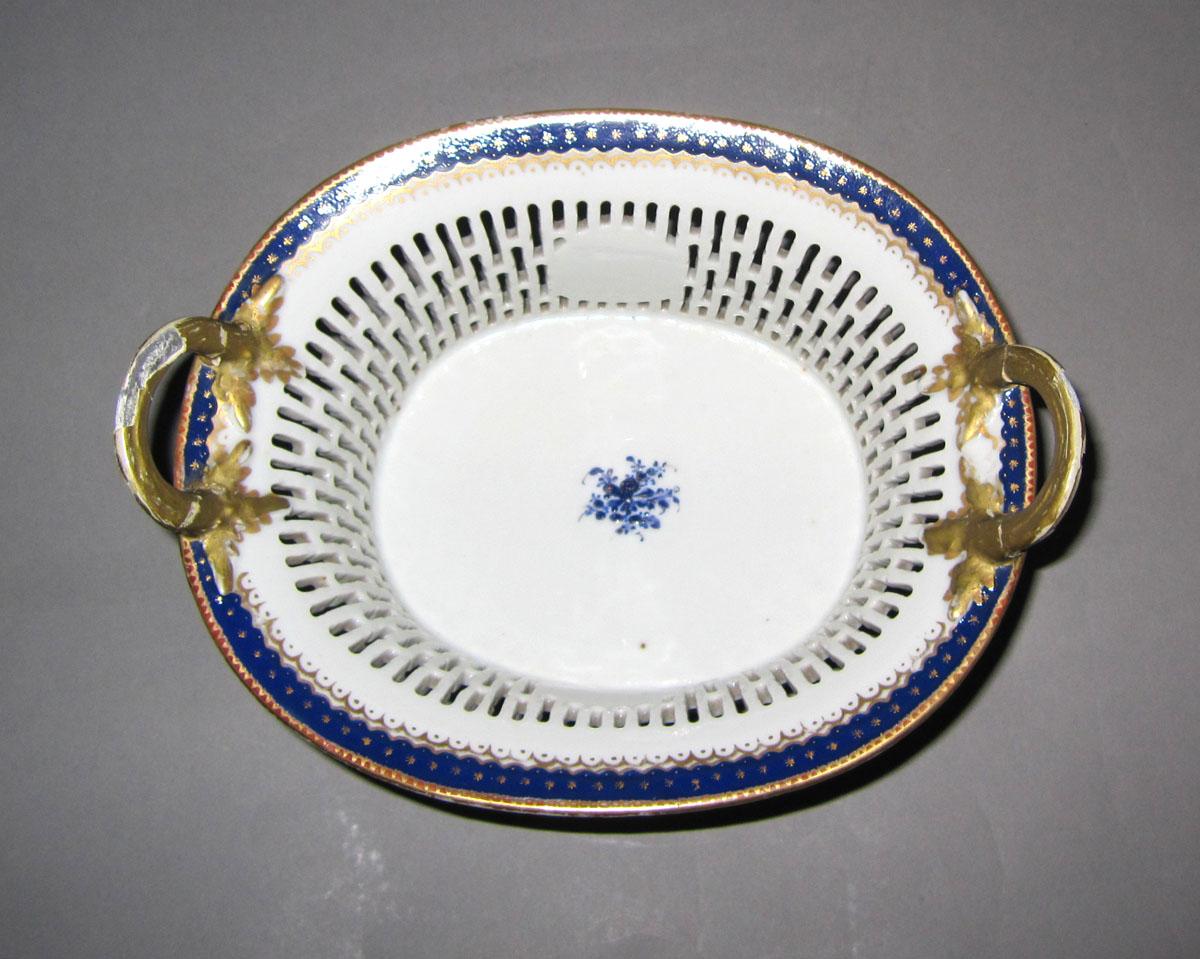 1965.0552 Porcelain basket top
