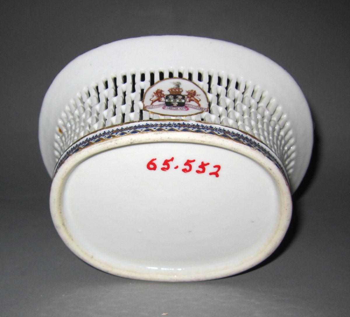 1965.0552 Porcelain basket underside