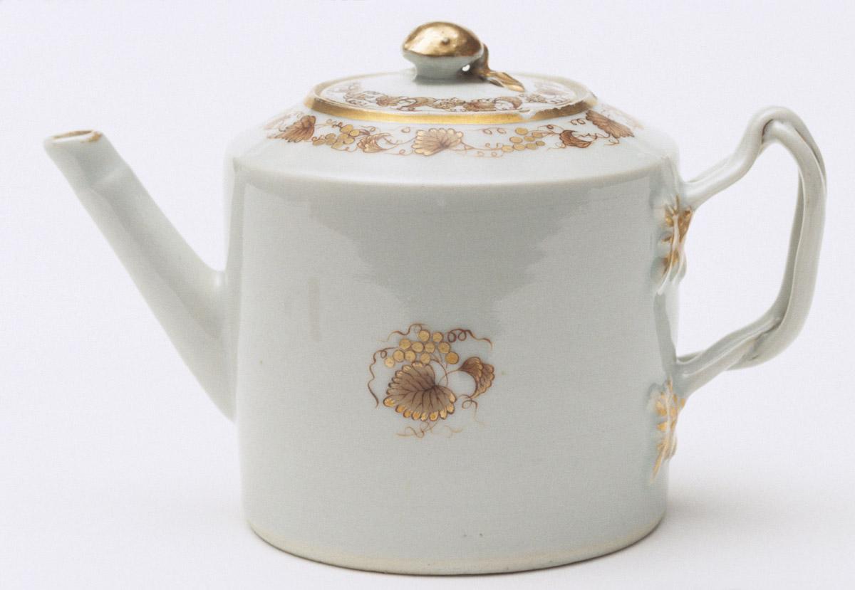 1965.0557.001 A, B Teapot, view 2