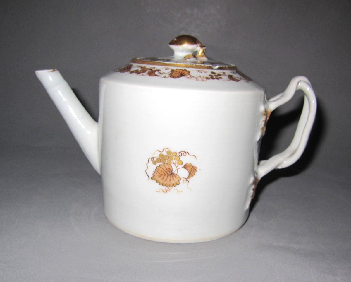 1965.0557.001 A, B Porcelain teapot
