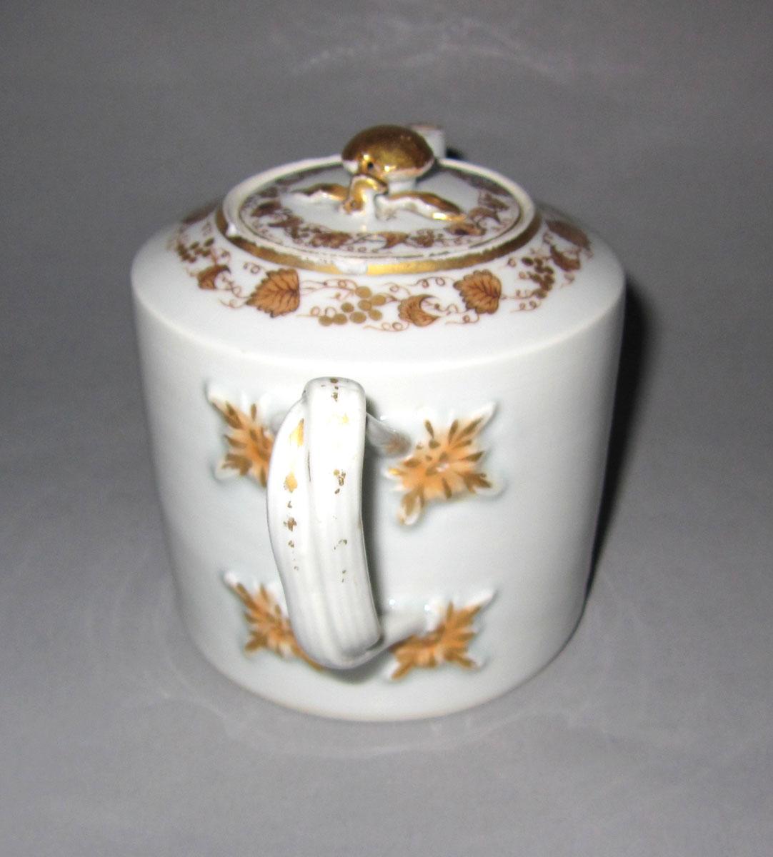 1965.0557.001 A, B Porcelain teapot handle