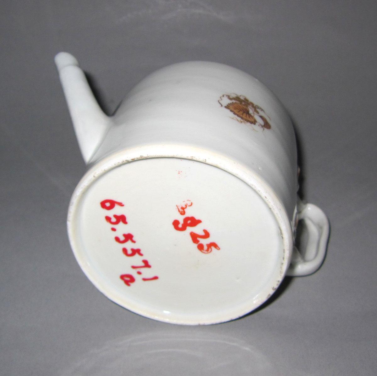 1965.0557.001 A Porcelain teapot underside