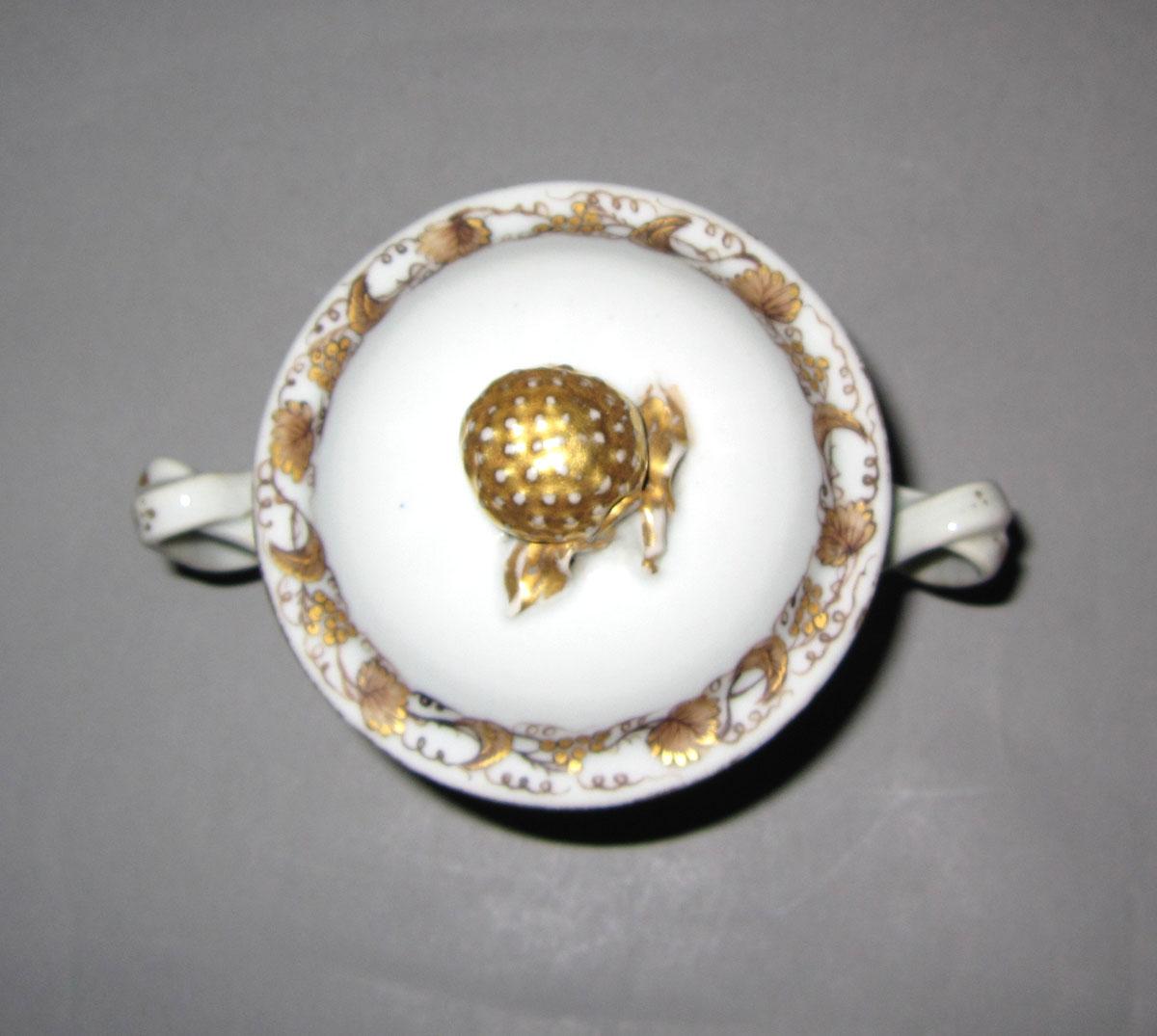 1965.0557.002 A, B Porcelain sugar bowl top