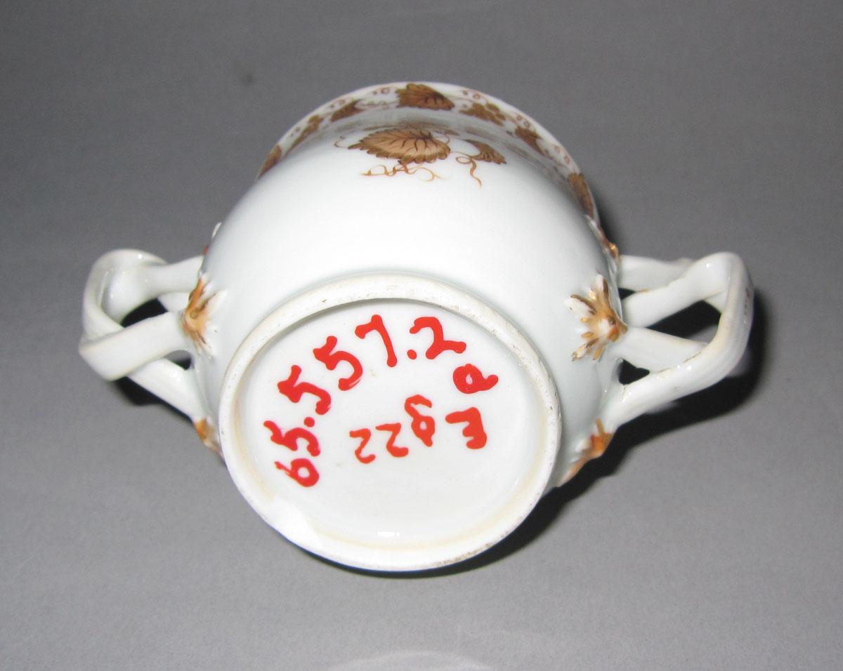 1965.0557.002 A Porcelain sugar bowl underside