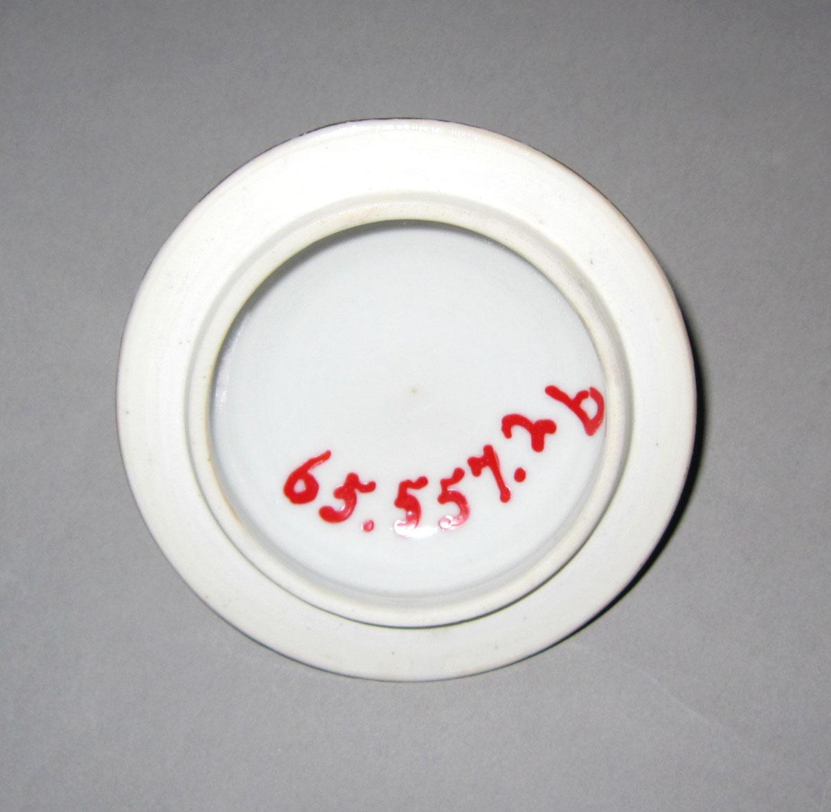 1965.0557.002 B Porcelain sugar bowl cover underside