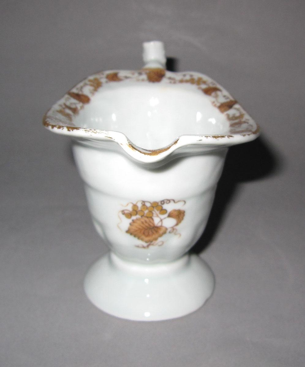 1965.0557.003 Porcelain cream jug lip