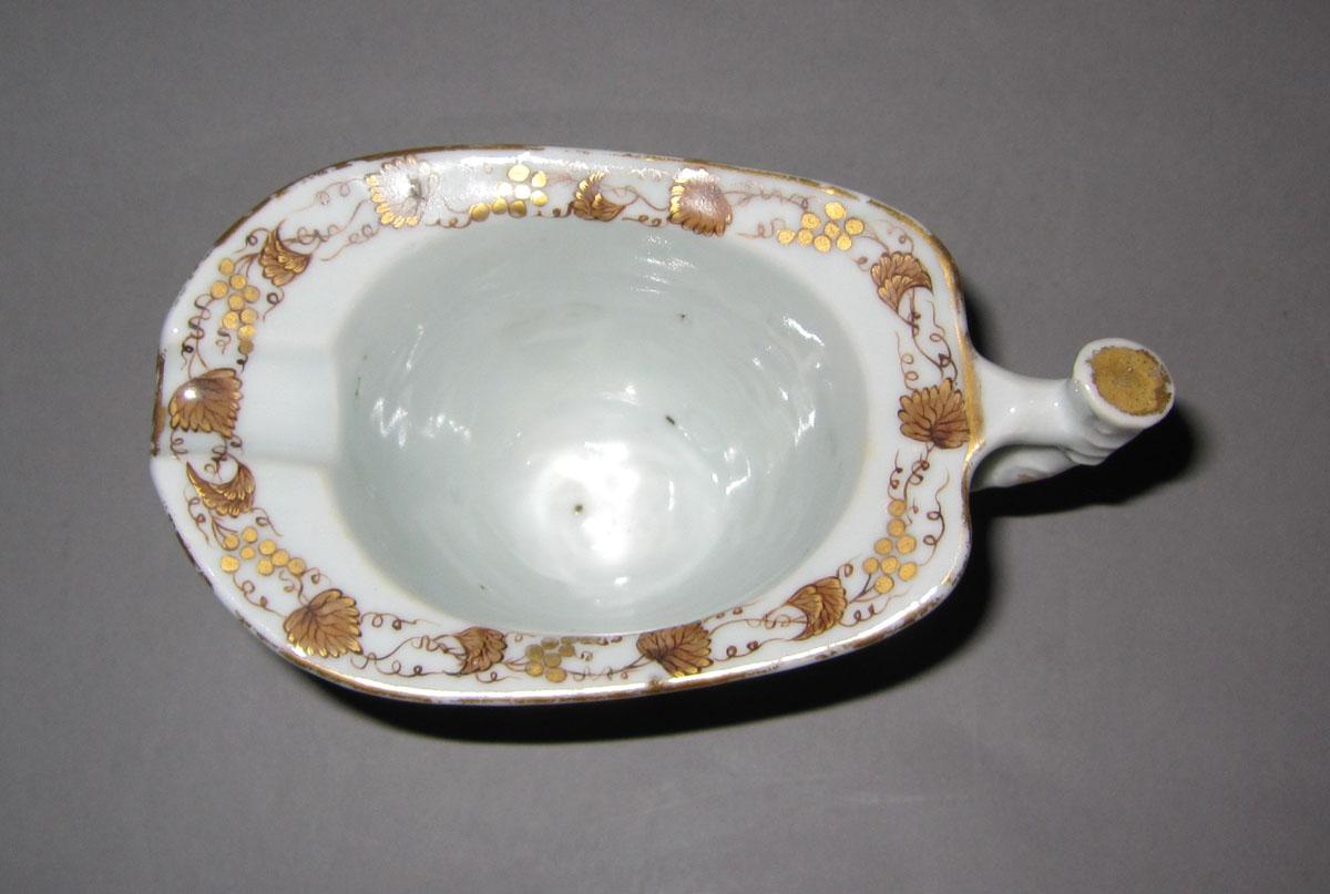 1965.0557.003 Porcelain cream jug top