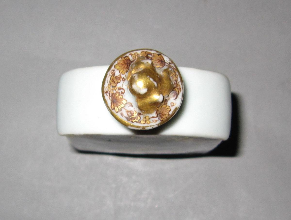 1965.0557.004 A, B Porcelain tea cannister top