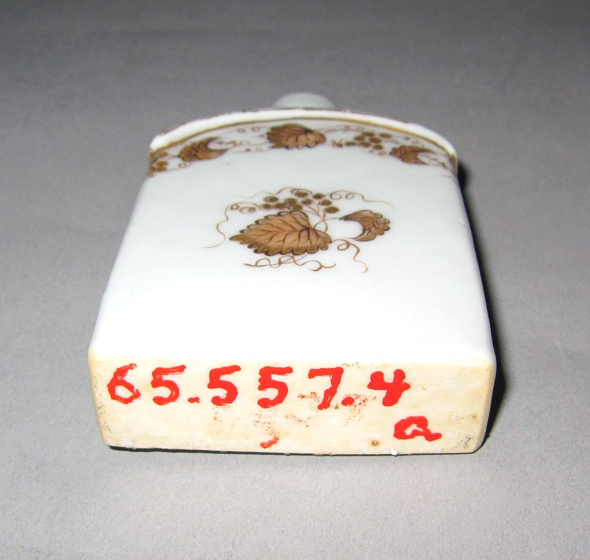 1965.0557.004 A Porcelain tea cannister underside