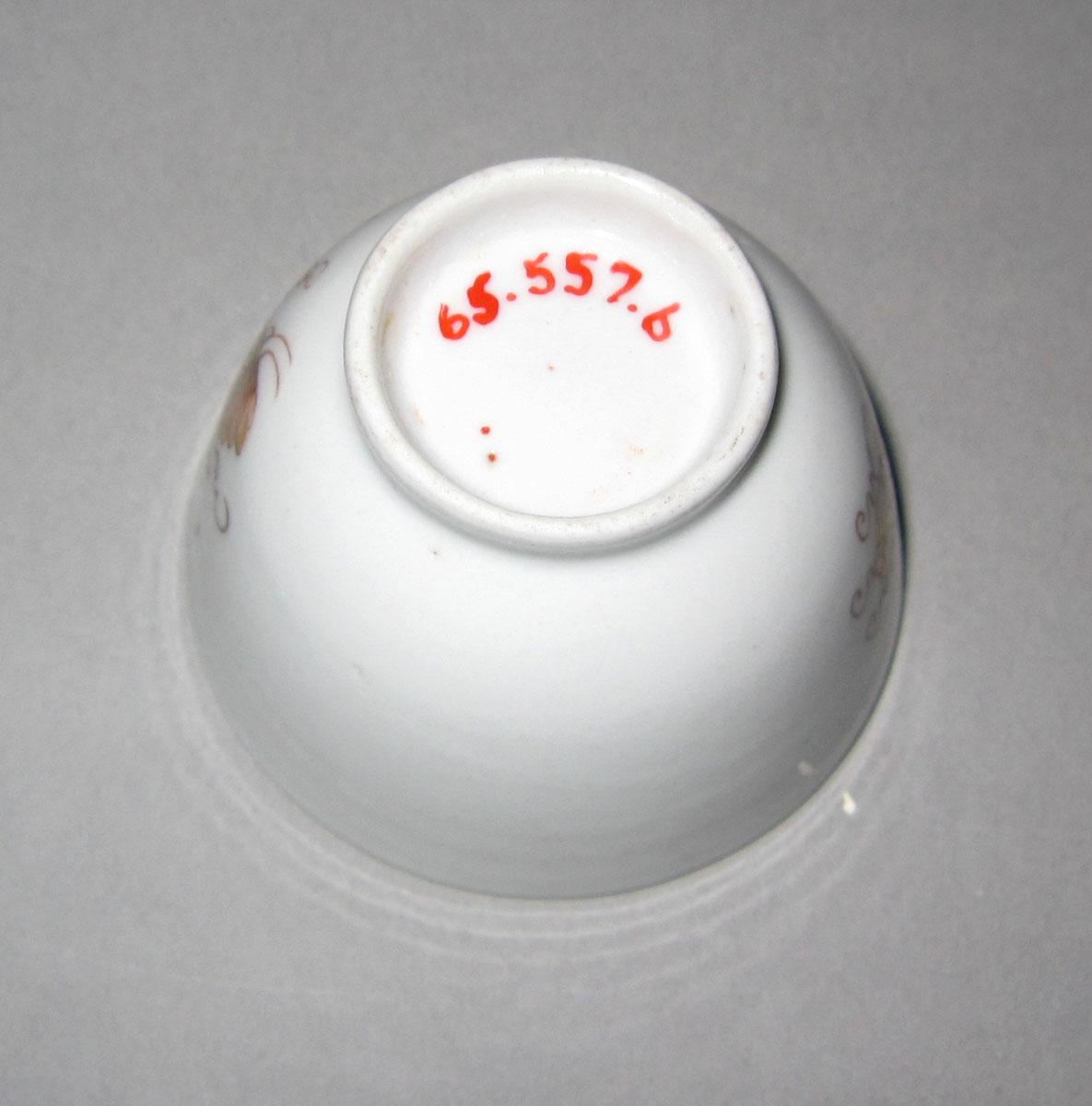 1965.0557.006 Porcelain miniature cup underside
