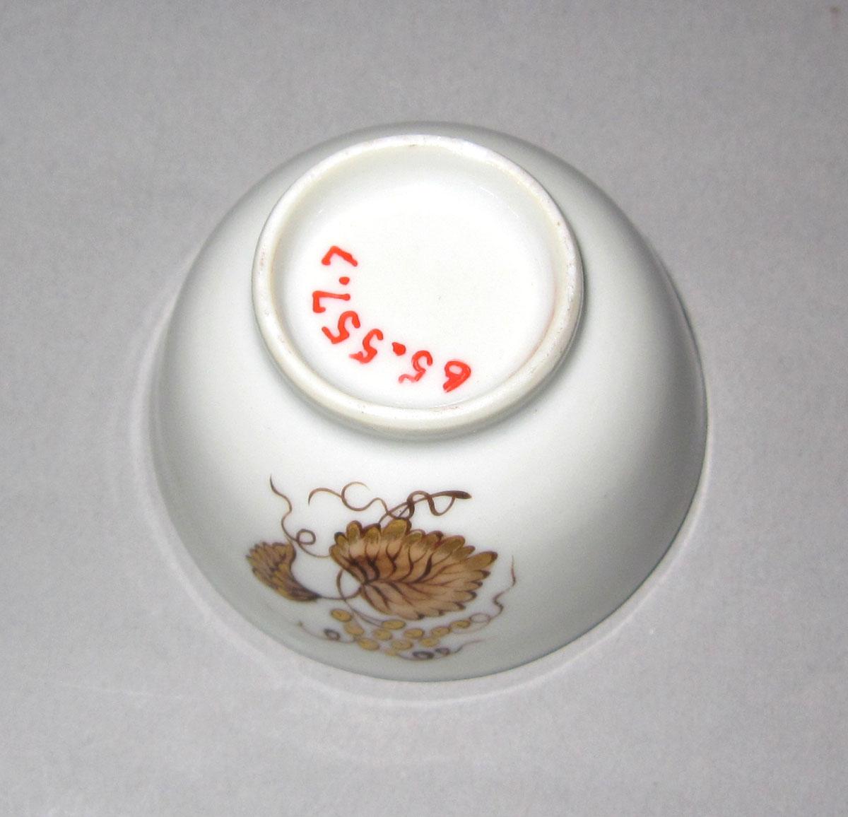 1965.0557.007 Porcelain miniature cup underside