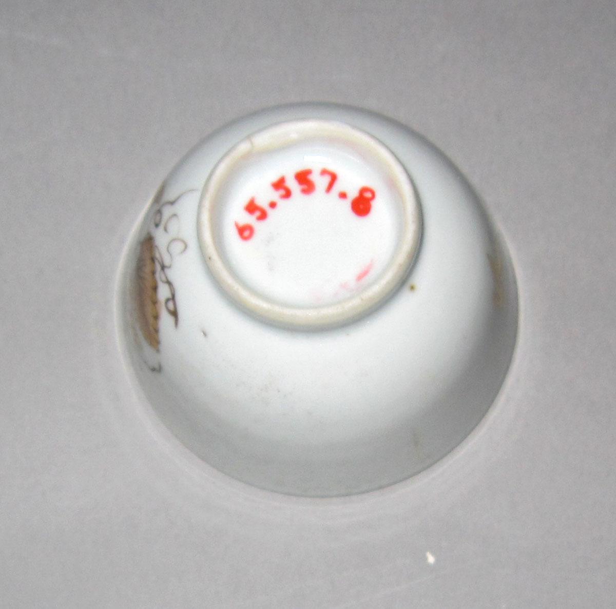 1965.0557.008 Porcelain miniature cup underside