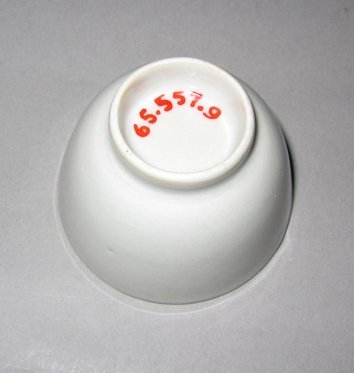 1965.0557.009 Porcelain miniature cup underside