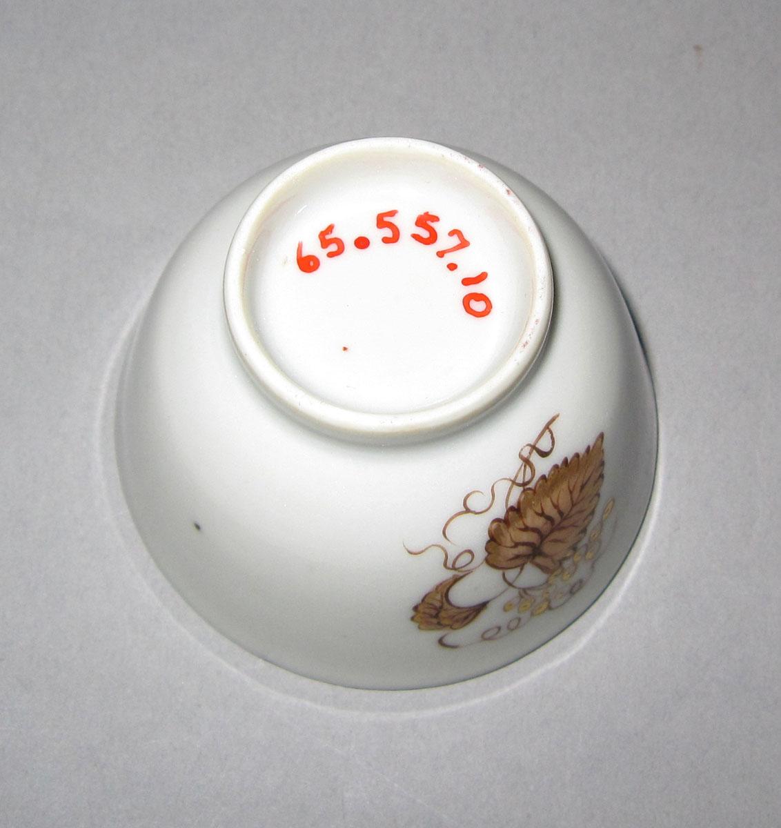 1965.0557.010 Porcelain miniature cup underside