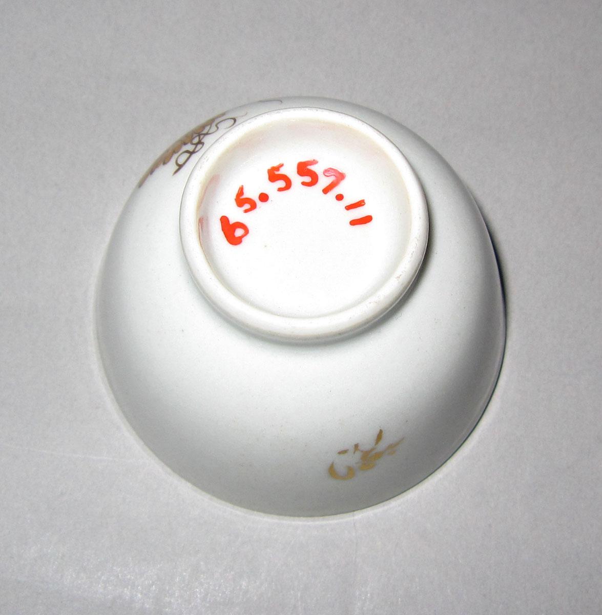1965.0557.011 Porcelain miniature cup underside