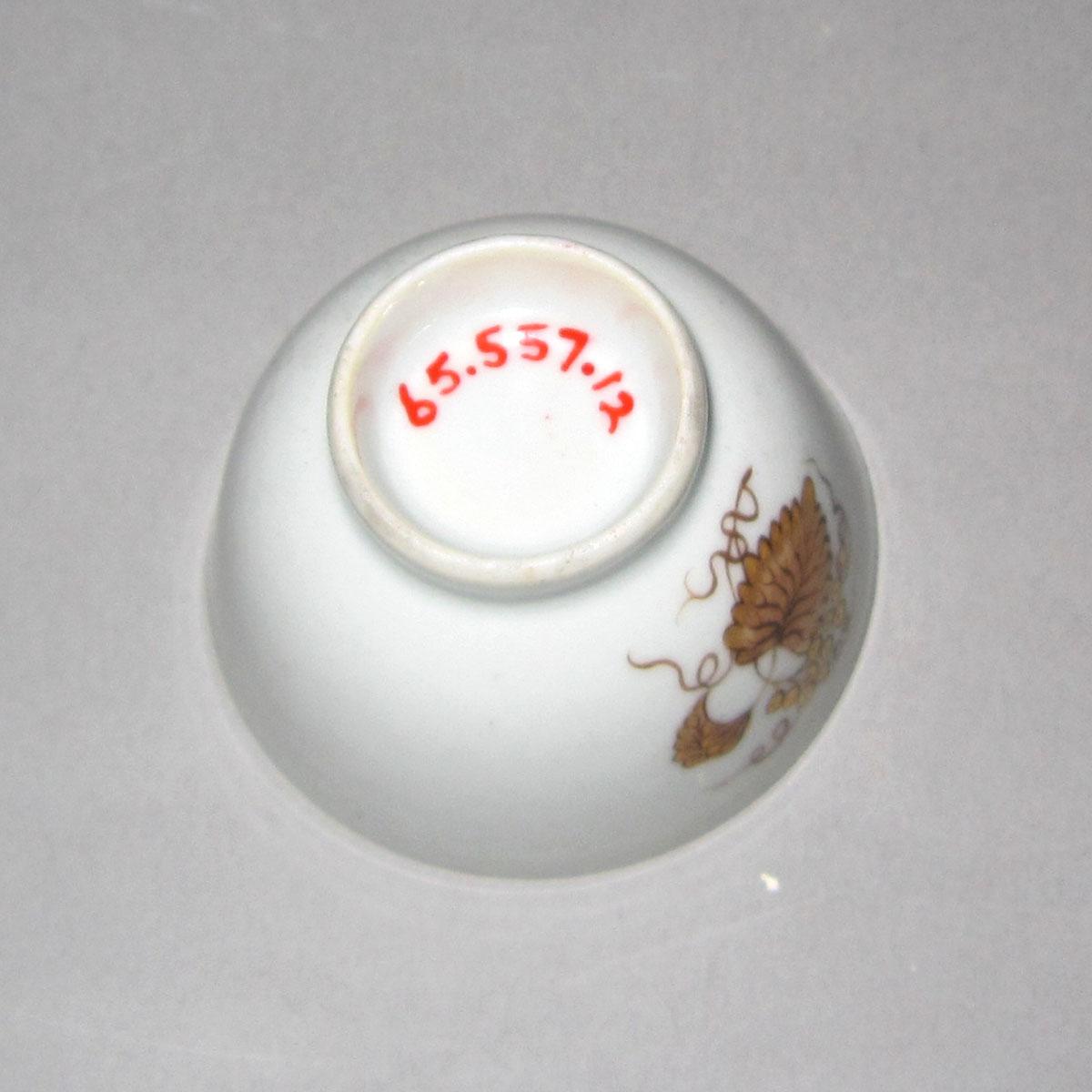 1965.0557.012 Porcelain miniature cup underside
