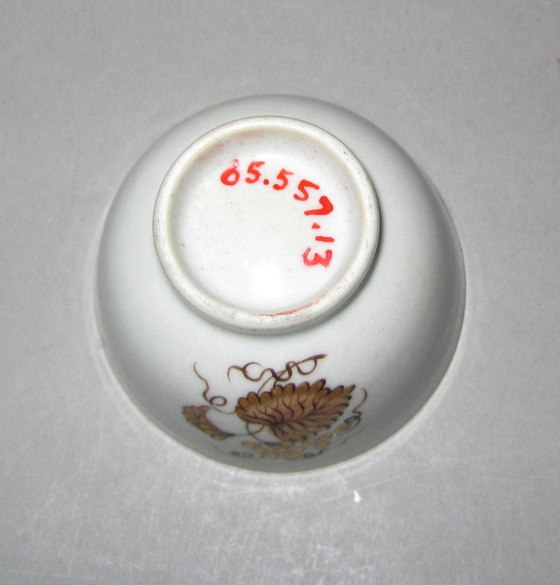 1965.0557.013 Porcelain miniature cup underside