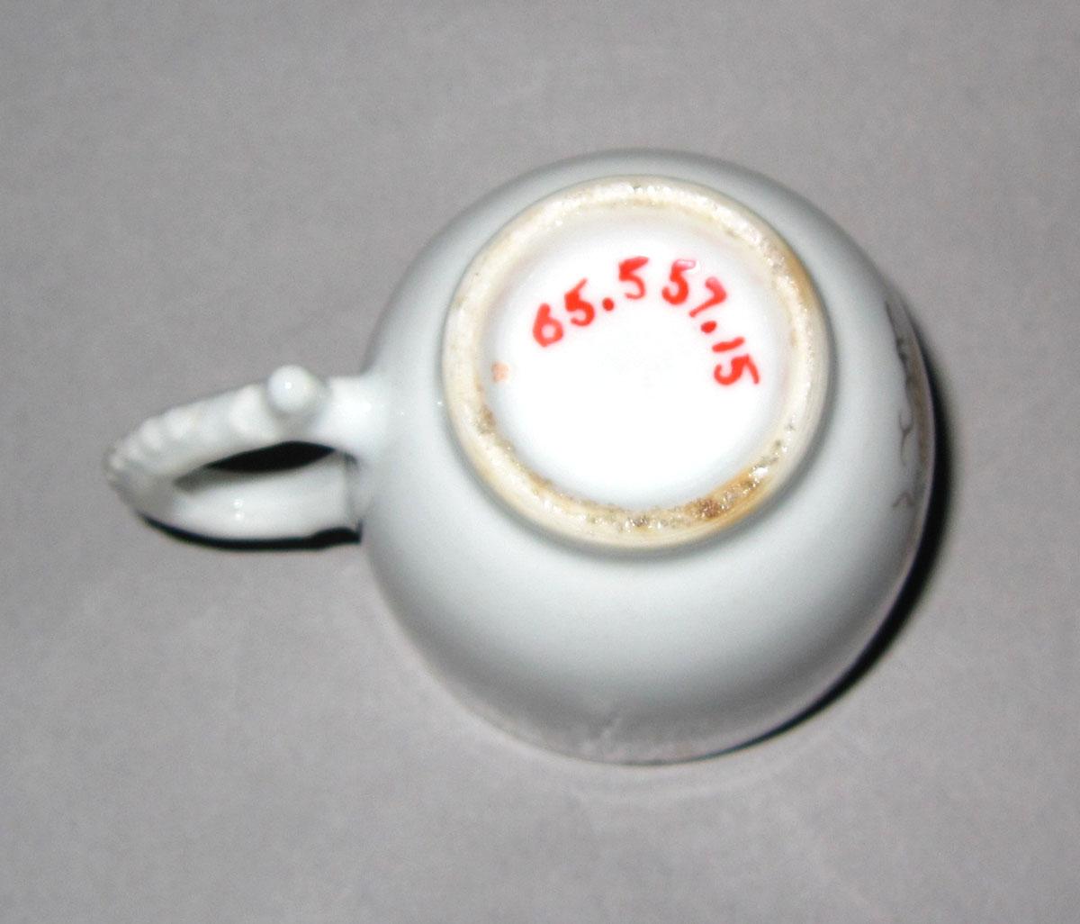 1965.0557.015 Porcelain miniature cup underside