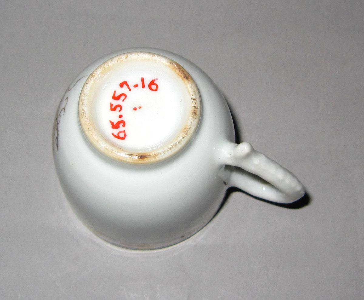 1965.0557.016 Porcelain miniature cup underside