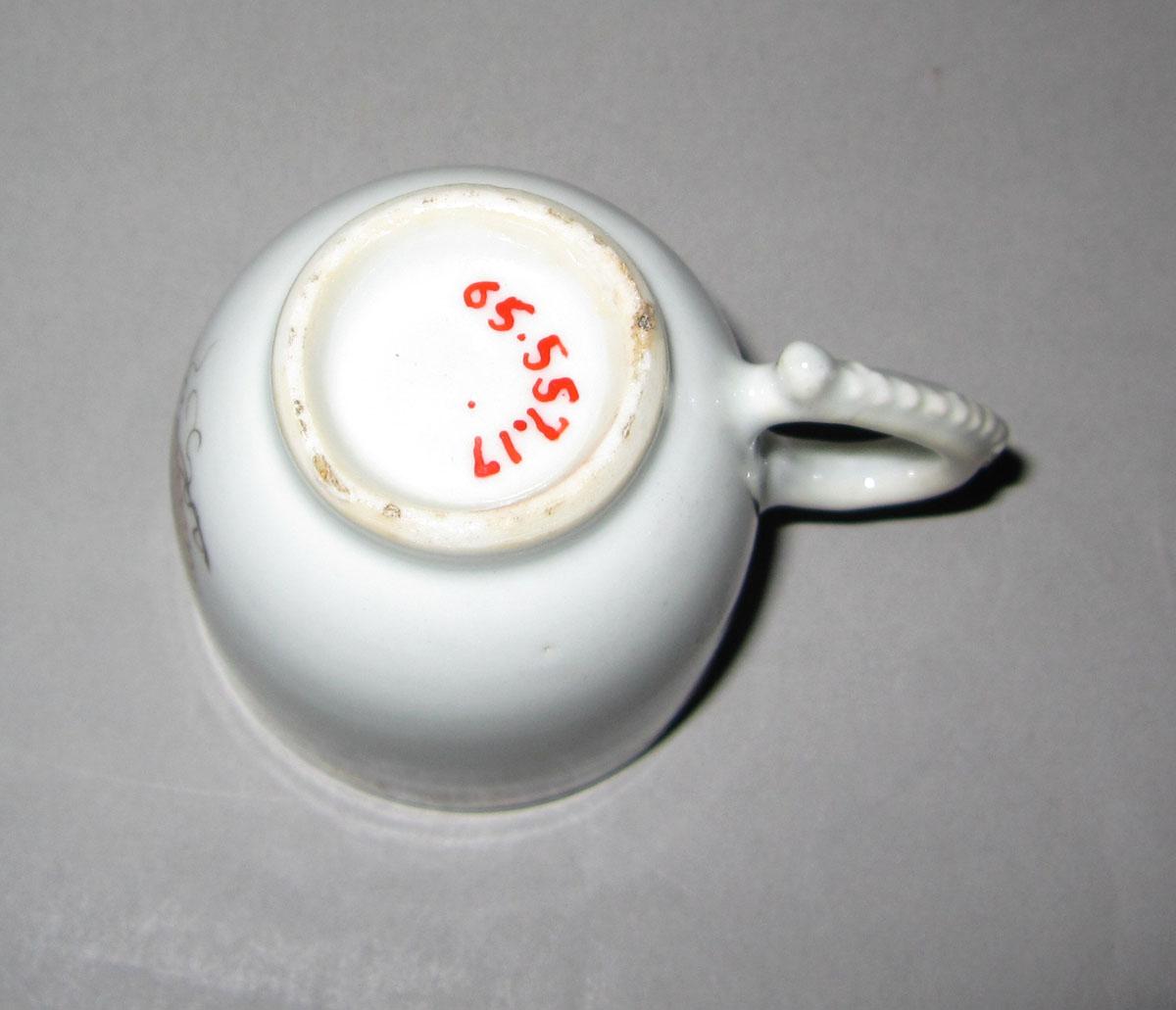 1965.0557.017 Porcelain miniature cup underside