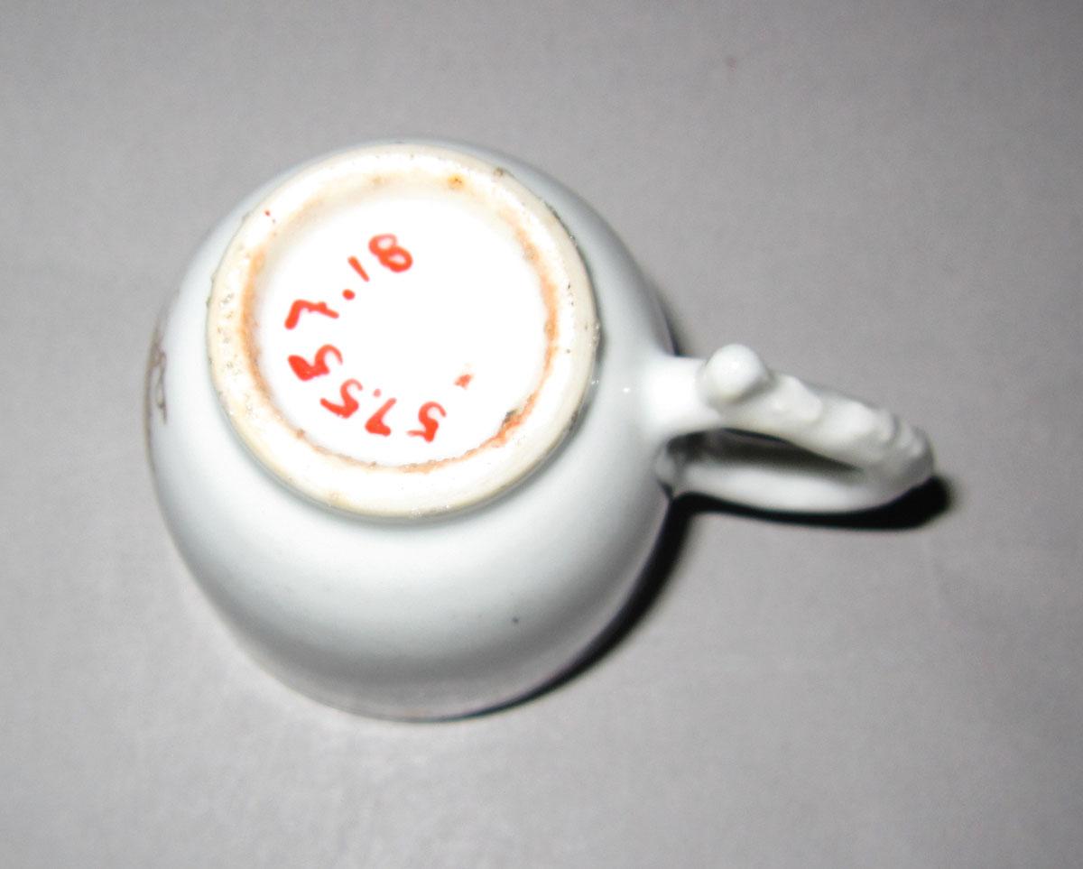 1965.0557.018 Porcelain miniature cup underside