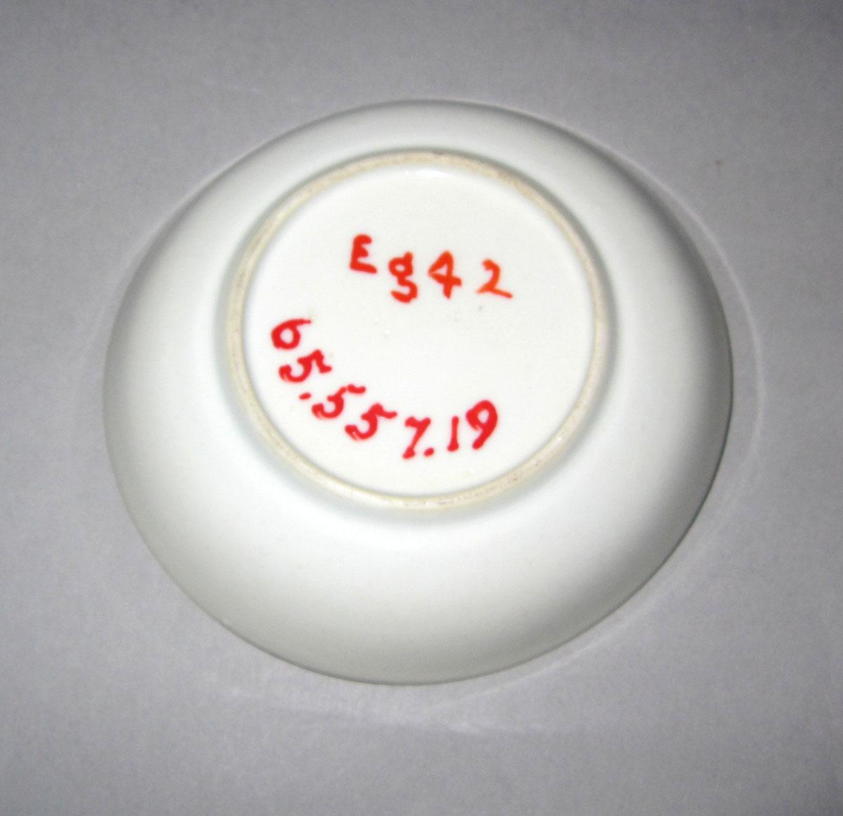 1965.0557.019 Porcelain saucer underside