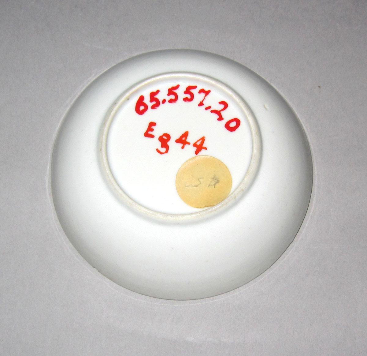 1965.0557.020 Porcelain saucer underside