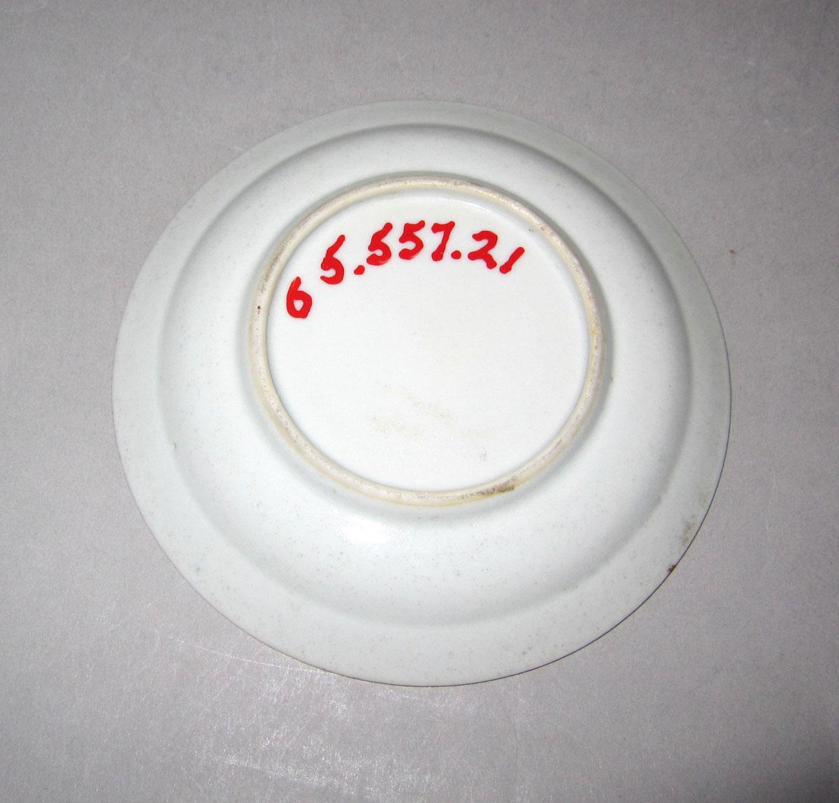 1965.0557.021 Porcelain saucer underside