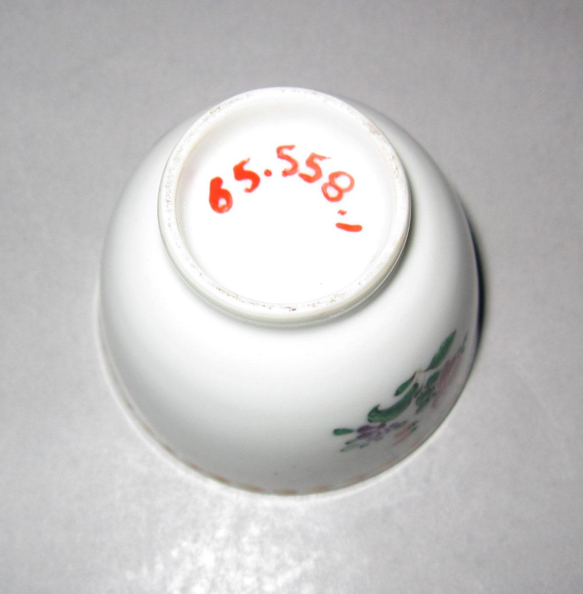 1965.0558.001 Porcelain teacup underside