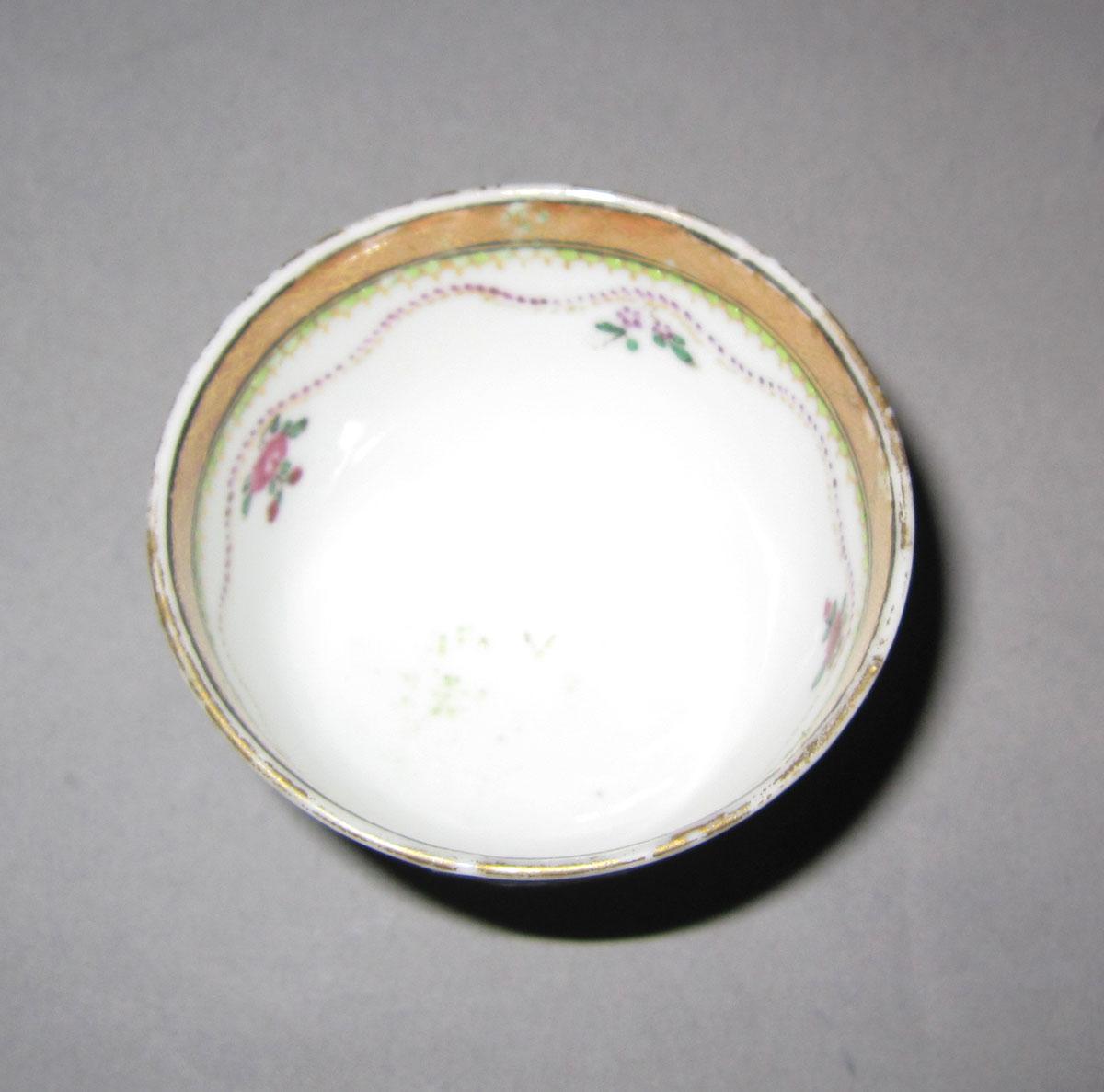 1965.0558.002 Porcelain teacup top