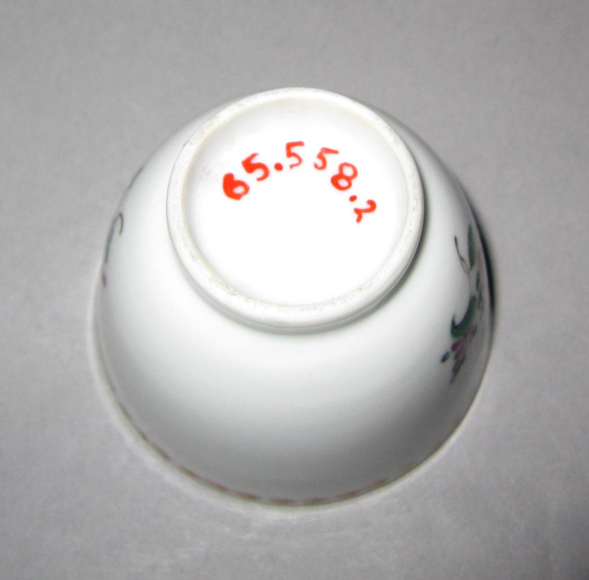 1965.0558.002 Porcelain teacup underside