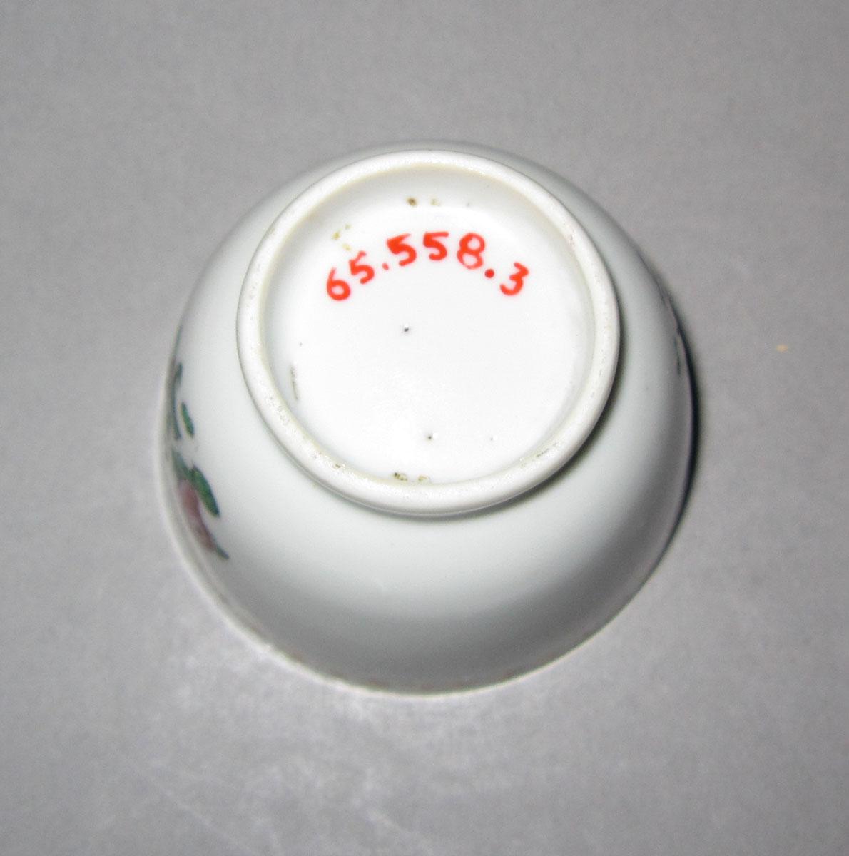 1965.0558.003 Porcelain teacup underside