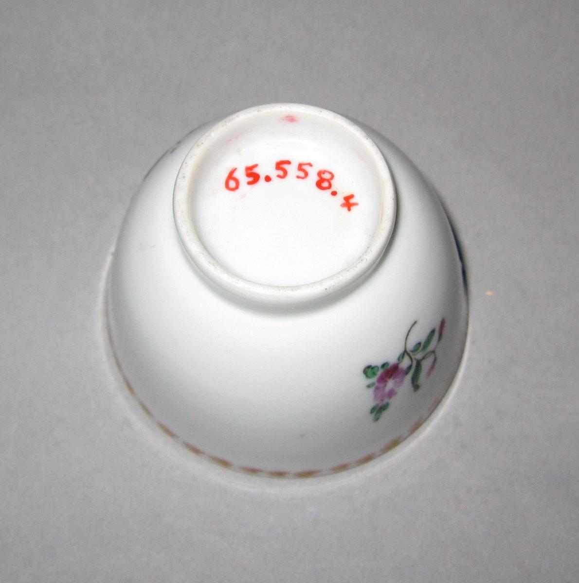 1965.0558.004 Porcelain teacup underside