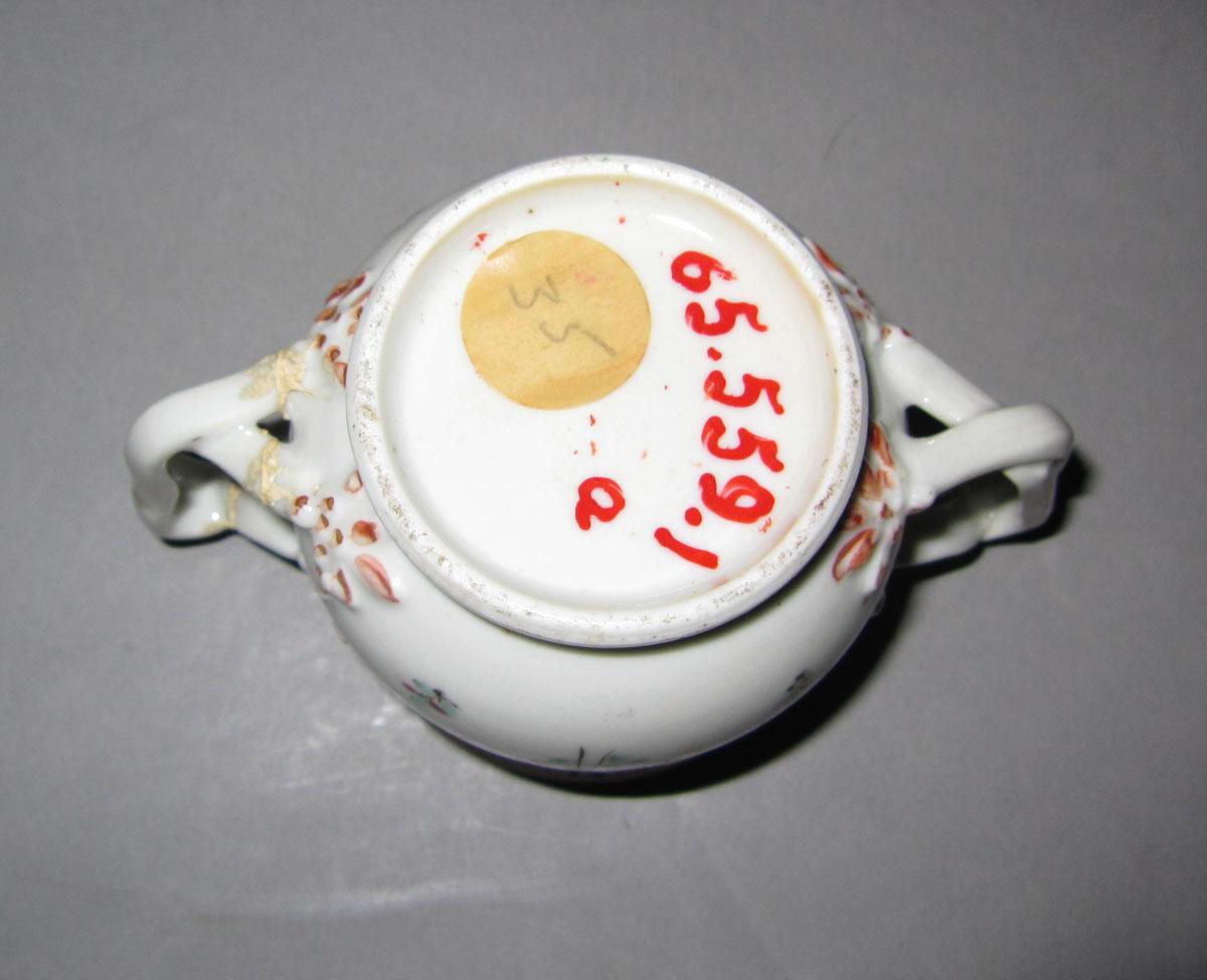 1965.0559.001 A Porcelain sugar bowl underside