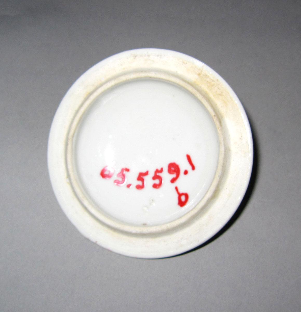 1965.0559.001 B Porcelain sugar bowl cover underside