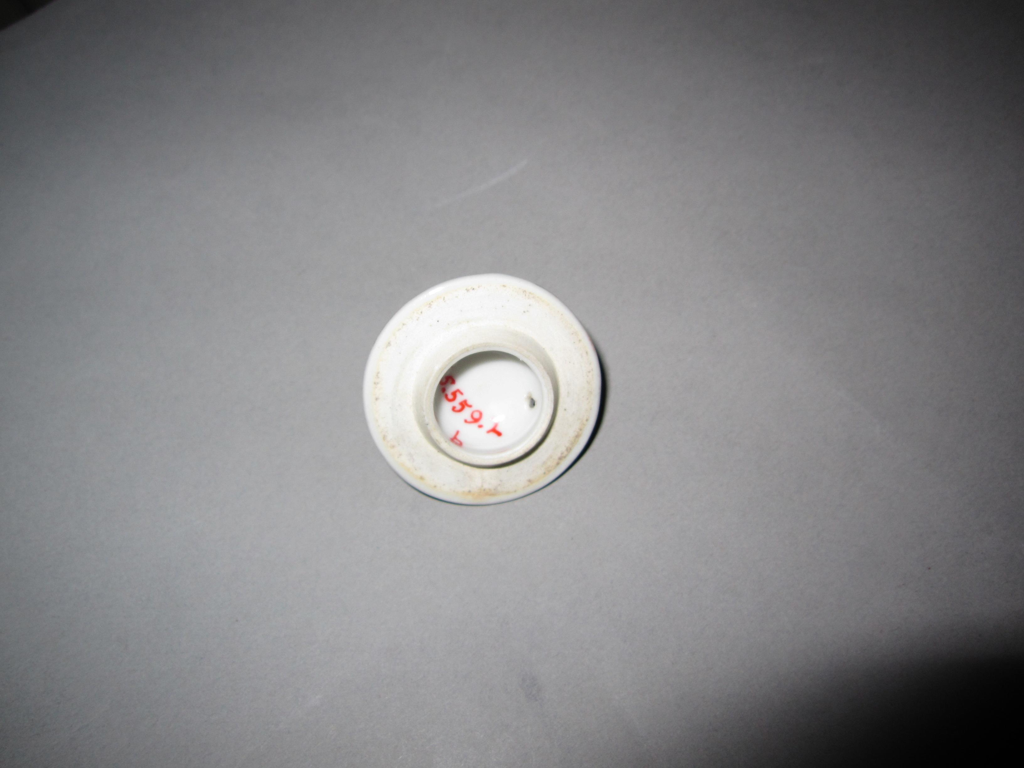 1965.0559.002 B Porcelain cream pot cover underside