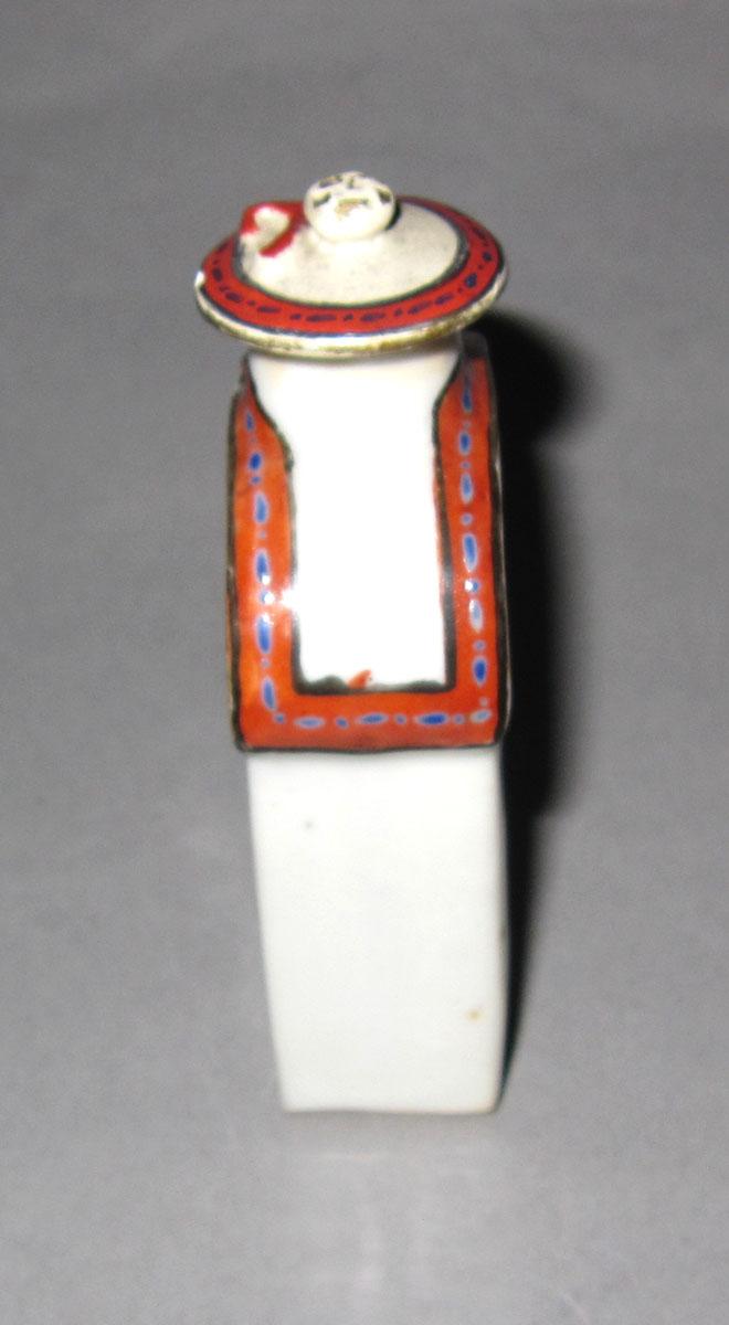 1965.0559.003 A, B Porcelain tea cannister side