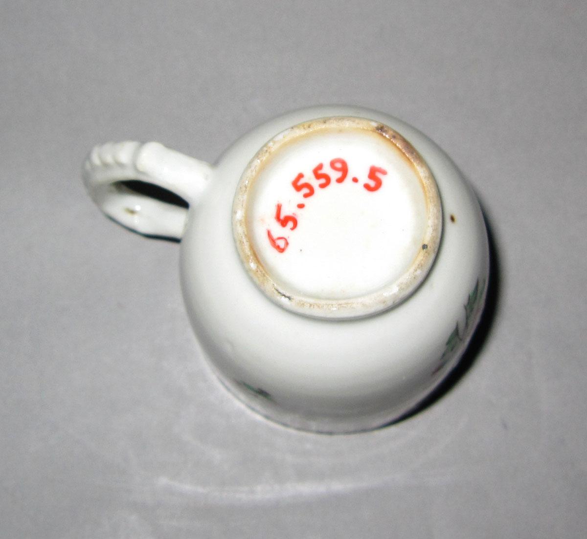 1965.0559.005 Porcelain coffee cup underside