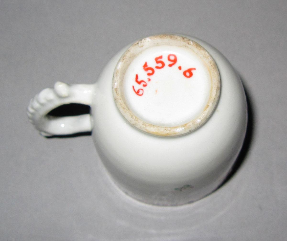 1965.0559.006 Porcelain coffee cup underside